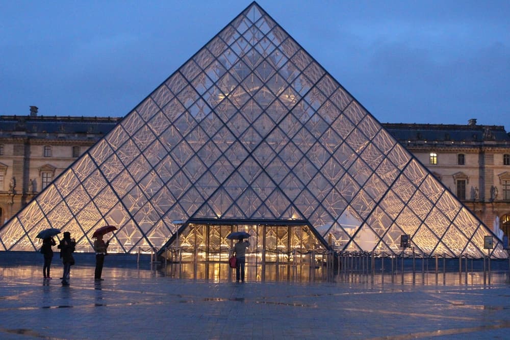 Kunstmuseet Louvres ikoniske glaspyramide i Paris, Frankring.