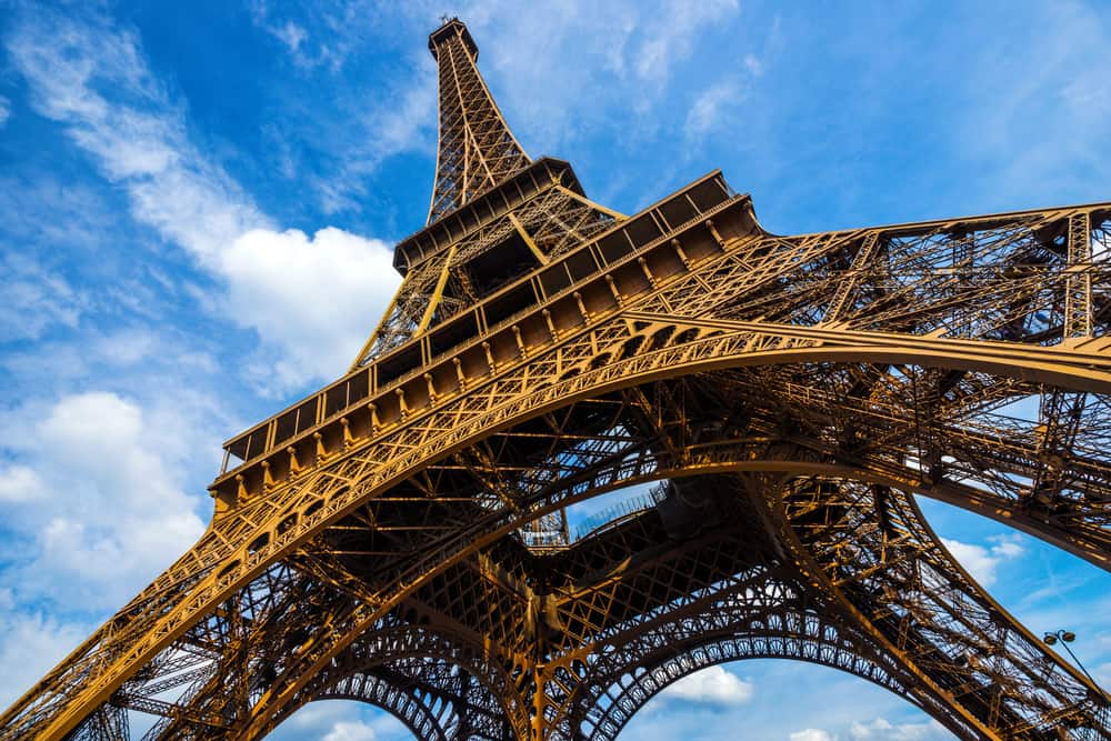 Eiffeltårnet i frøperspektiv.