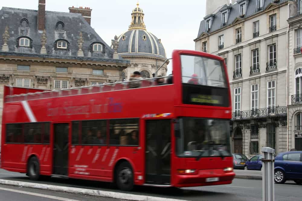 Rød sightseeing bus i Paris.